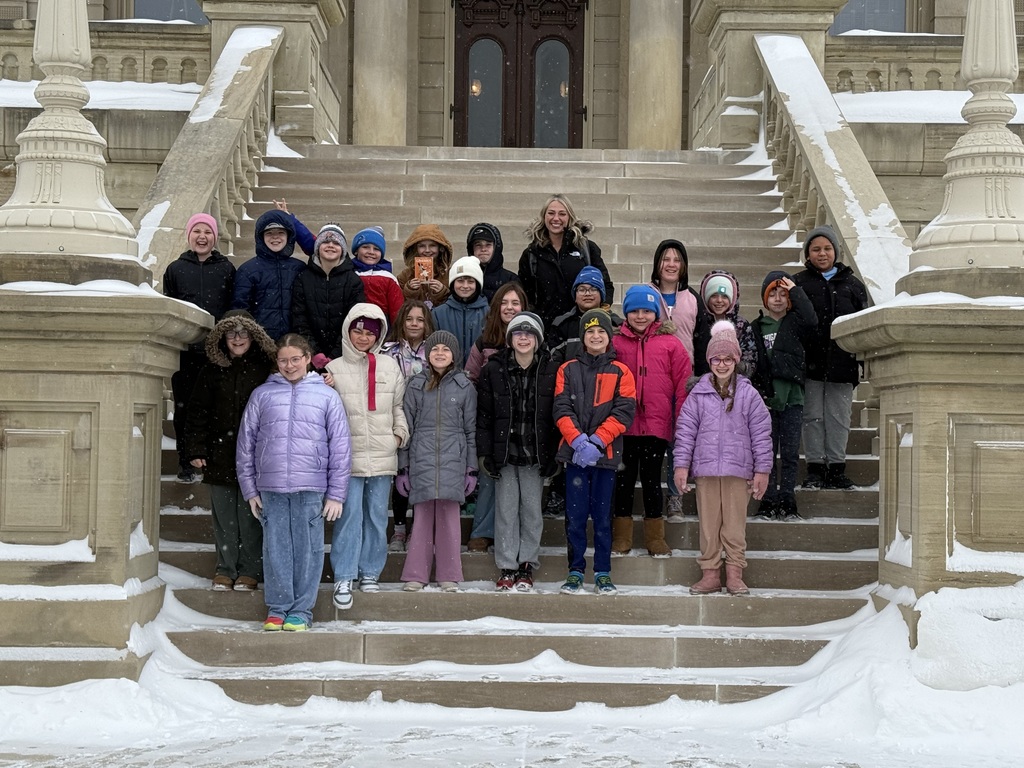 Sudents standing on the steps of the Capitol building
