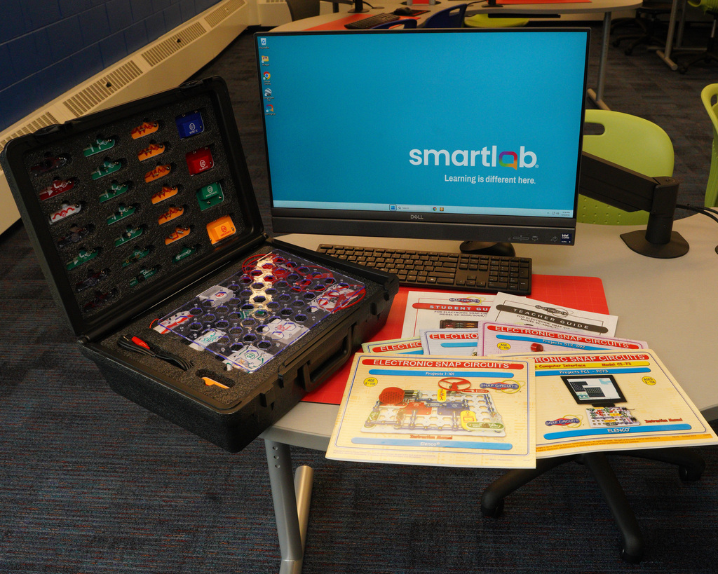 Computer with snap circuit kits