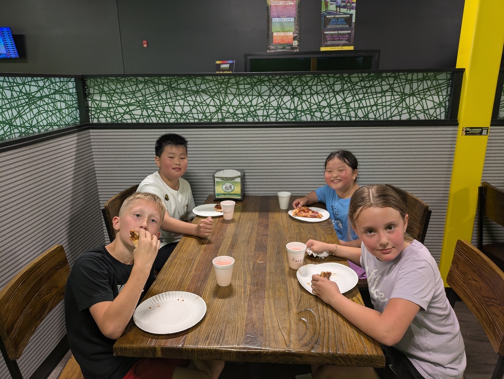 Kids eating pizza