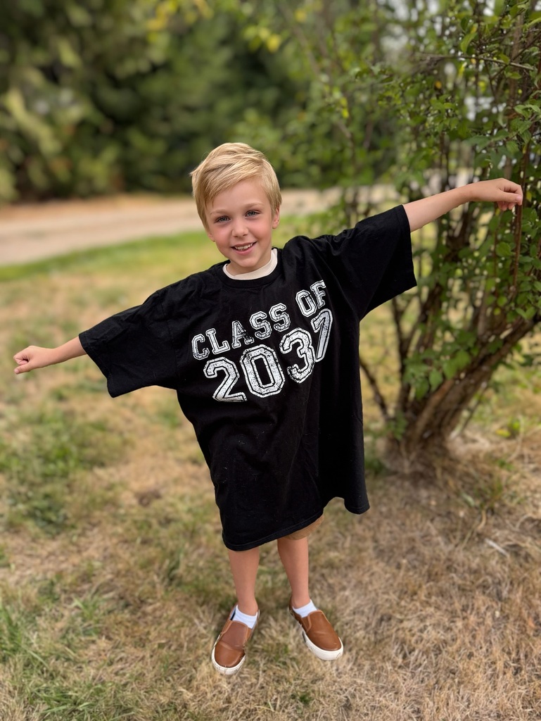 A student wearing a class of 2037 shirt