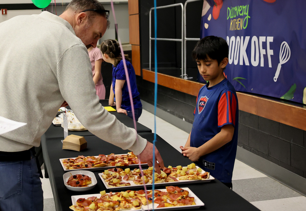 A judge tastes the personal biscuit pizza