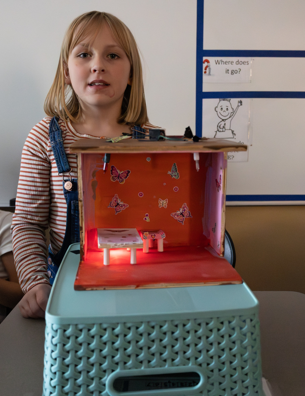 students demonstrate electricity project