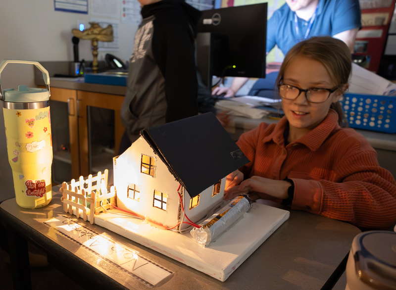 students demonstrate electricity project