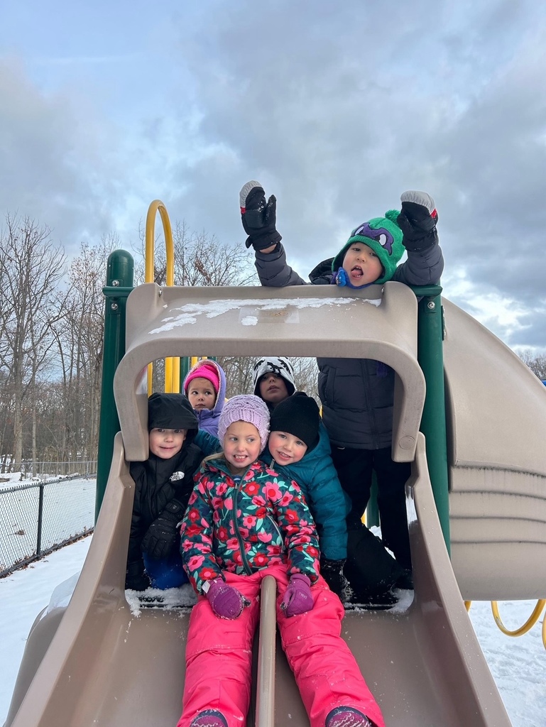 glenview prek students playing in snow