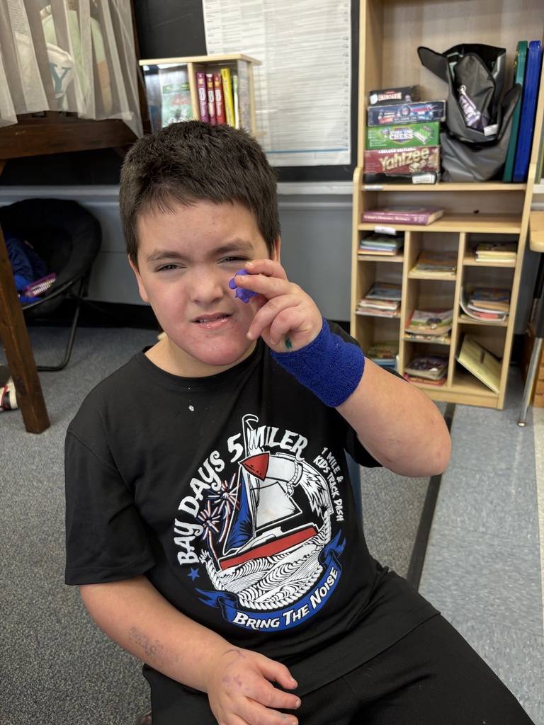 glenview third-grade aftercare photo of students solving a puzzle to earn prizes