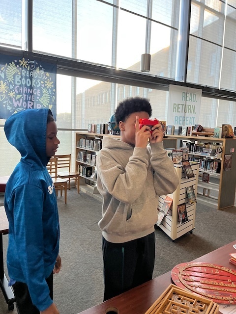 BPMS students looking at technology