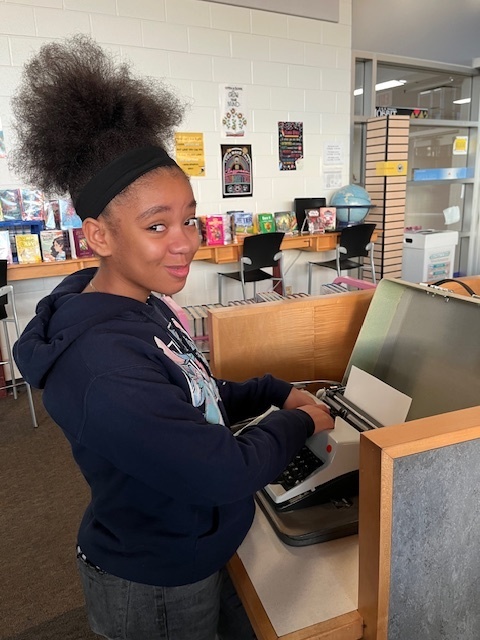 BPMS students looking at technology