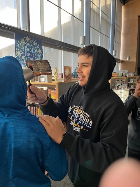 BPMS students looking at technology