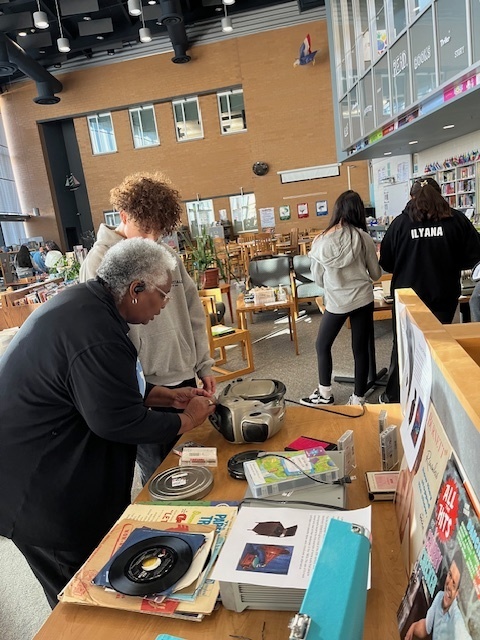 BPMS students looking at technology