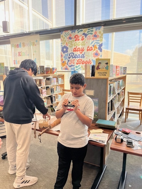 BPMS students looking at technology