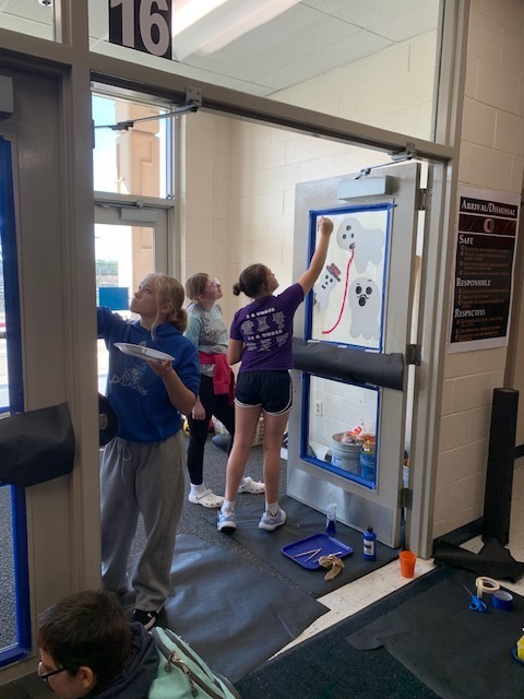 A huge shout-out to the Beatrice Middle School Art Club for their incredible effort getting ready for Red Ribbon Week! You rock! 🥳🛑 #bmshousesoforange