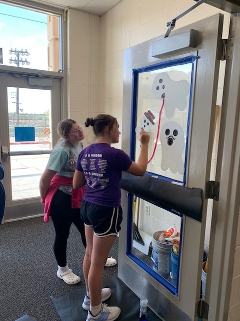 A huge shout-out to the Beatrice Middle School Art Club for their incredible effort getting ready for Red Ribbon Week! You rock! 🥳🛑 #bmshousesoforange