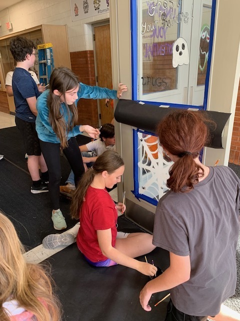 A huge shout-out to the Beatrice Middle School Art Club for their incredible effort getting ready for Red Ribbon Week! You rock! 🥳🛑 #bmshousesoforange