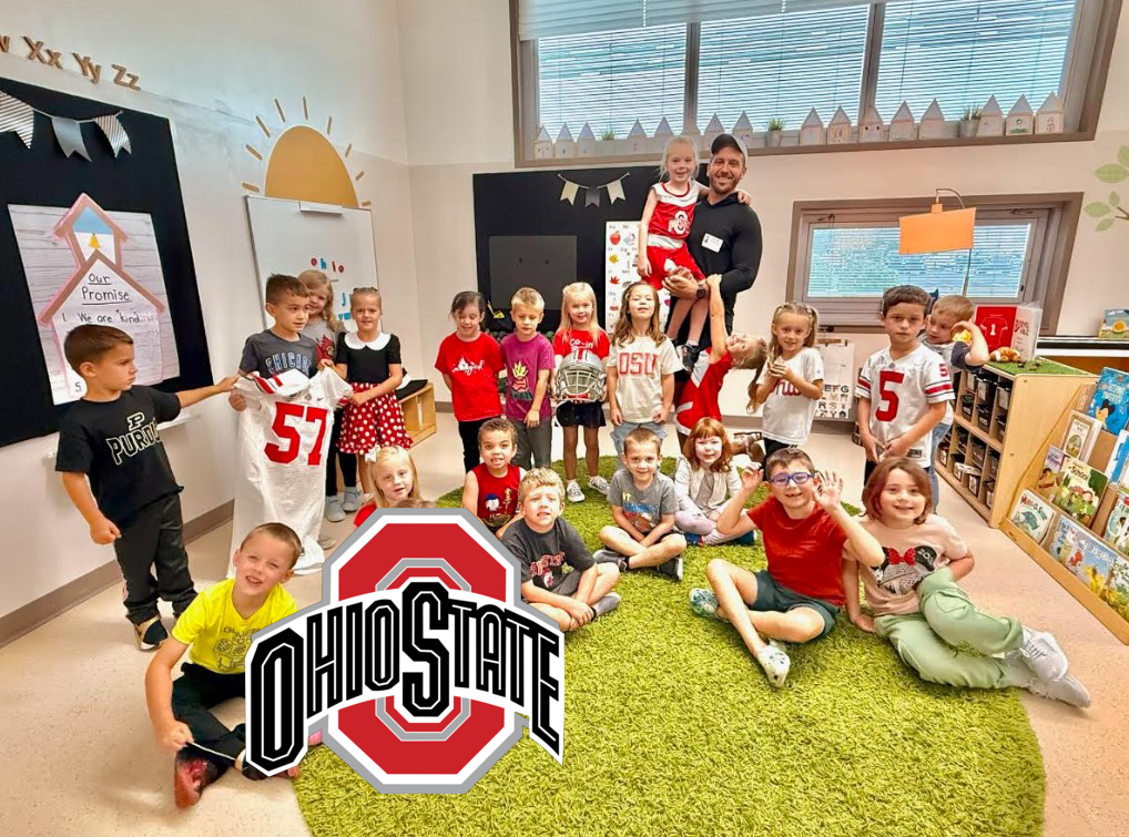 Former OSU Player Chris Malone poses with Ms. Rice's Kindergarten class