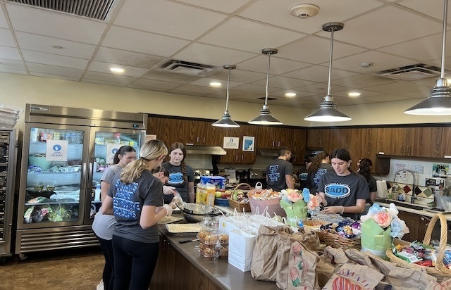 SADD students preparing food