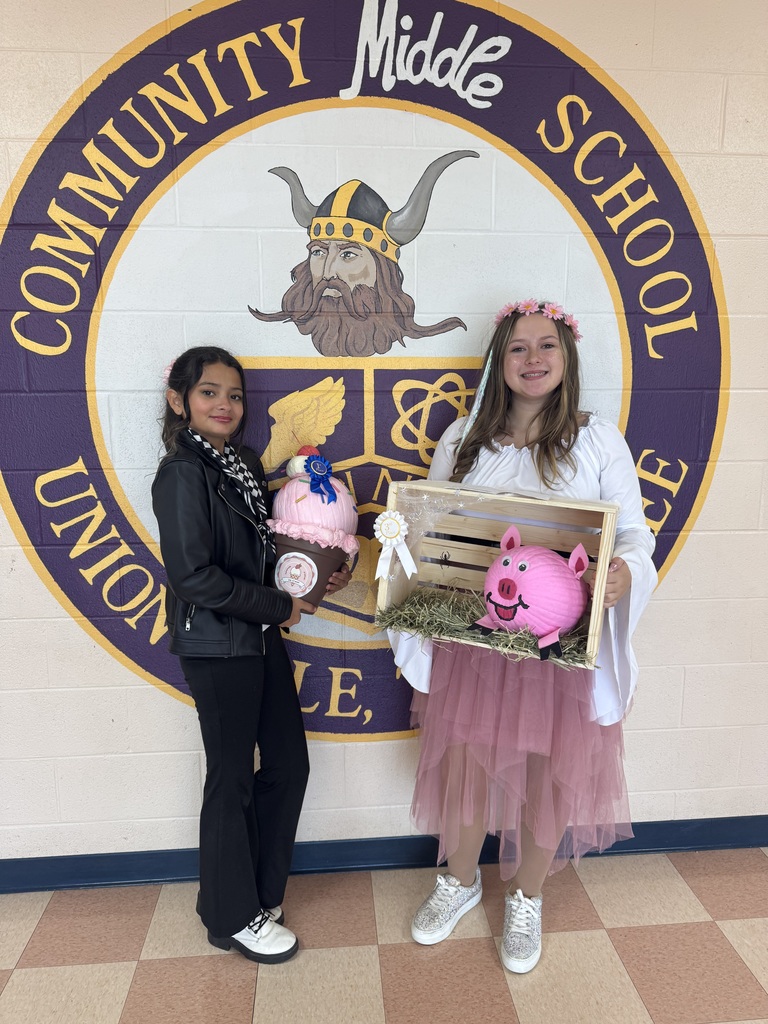 students with winning pumpkins