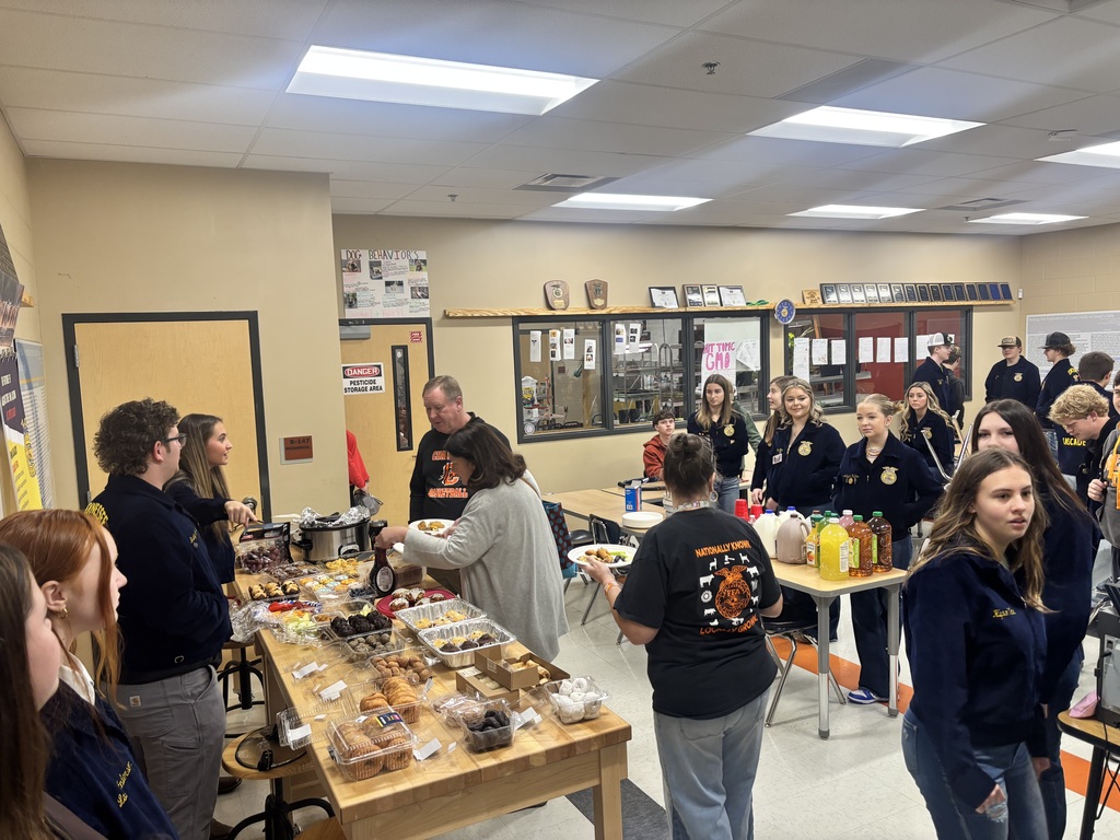 FFA students serving breakfast