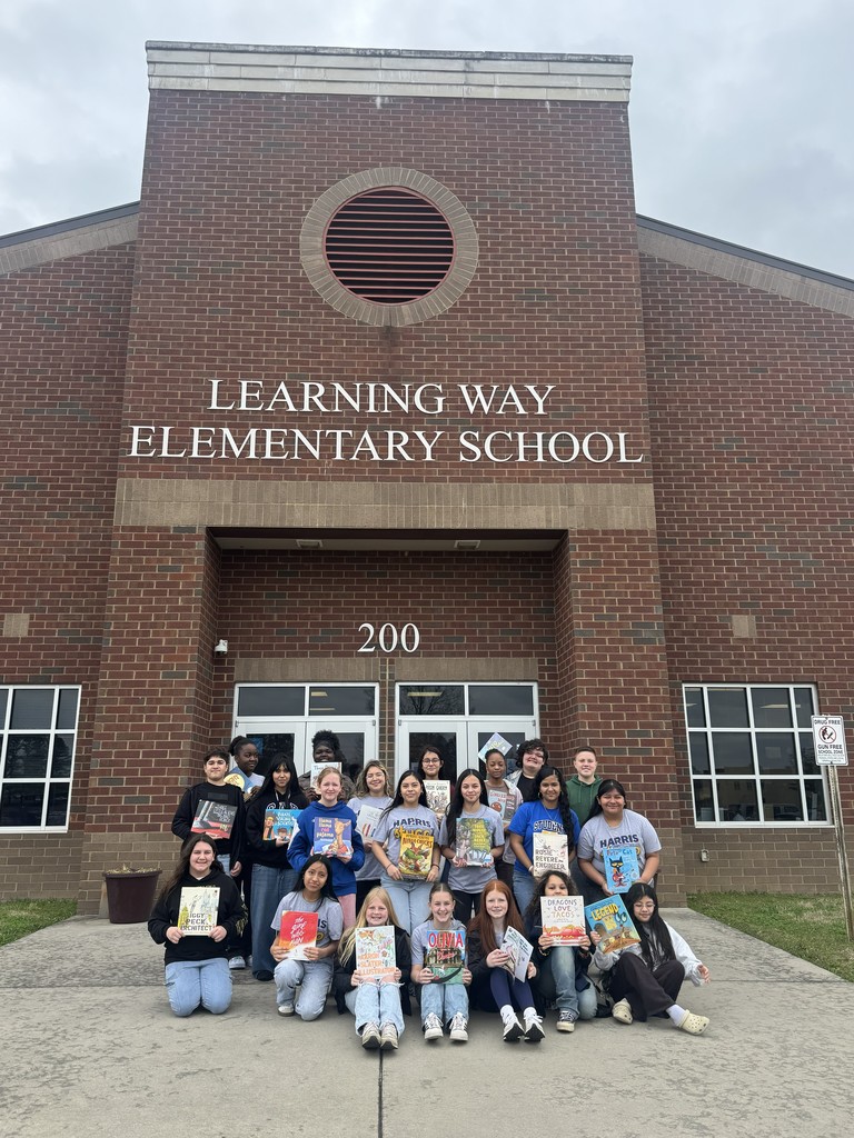 HMS Student Council members reading to students at Learning Way Elementary.