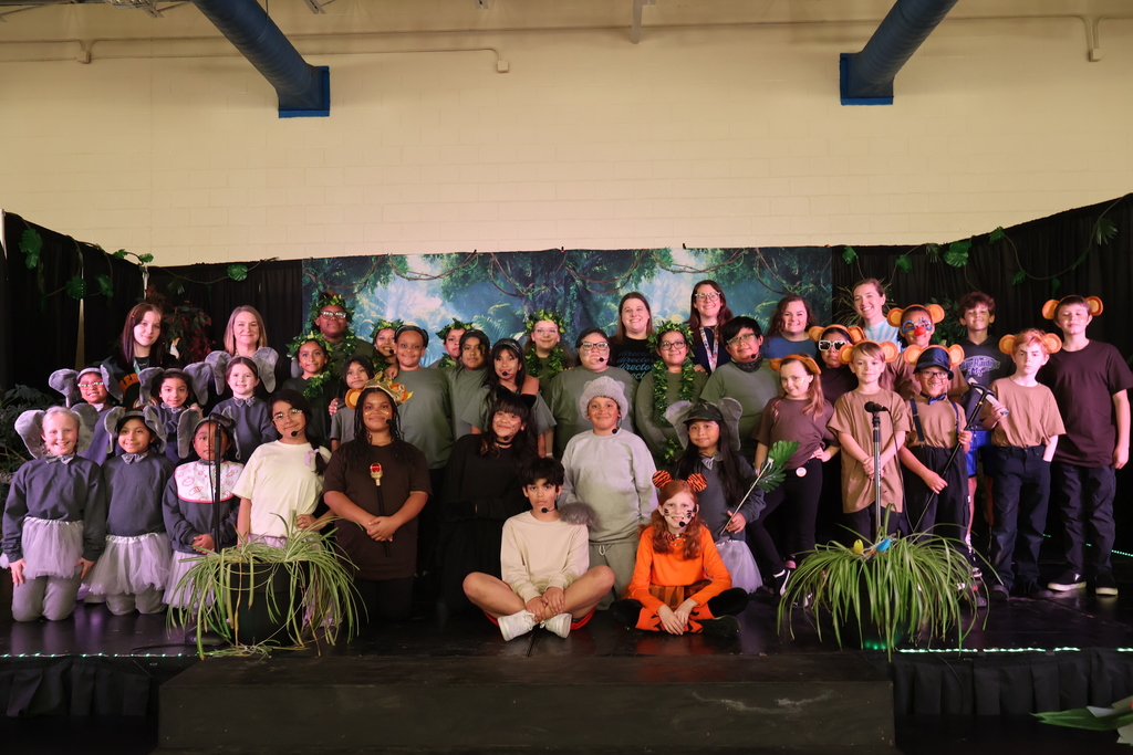 Group picture of the members of Disney's The Jungle Book KIDS – Dual Language Edition play.