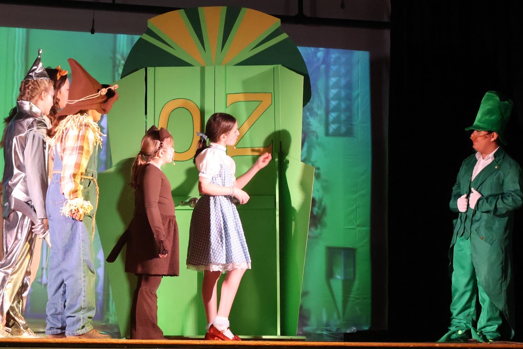 Thomas Magnet School The Wizard of Oz Performance by Students. 