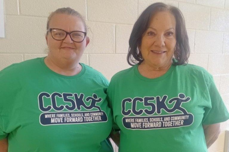 Two staff members from Southside Elementary School are wearing their CC5K shirts. 