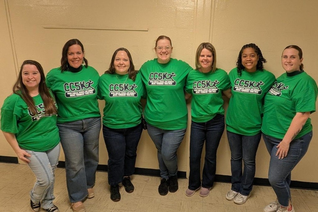 Southside Elementary School Teachers pose for a group photo wearing their CC5K shirts. 