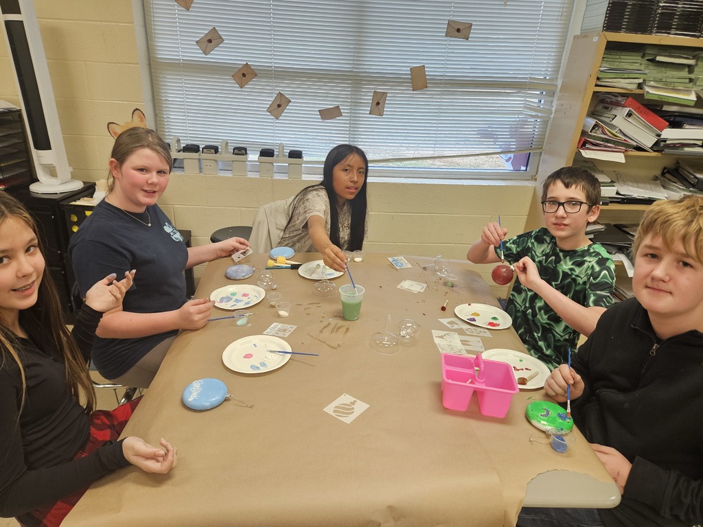 Students making Christmas ornaments at Christmas block party