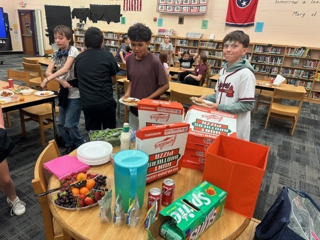 kids getting food