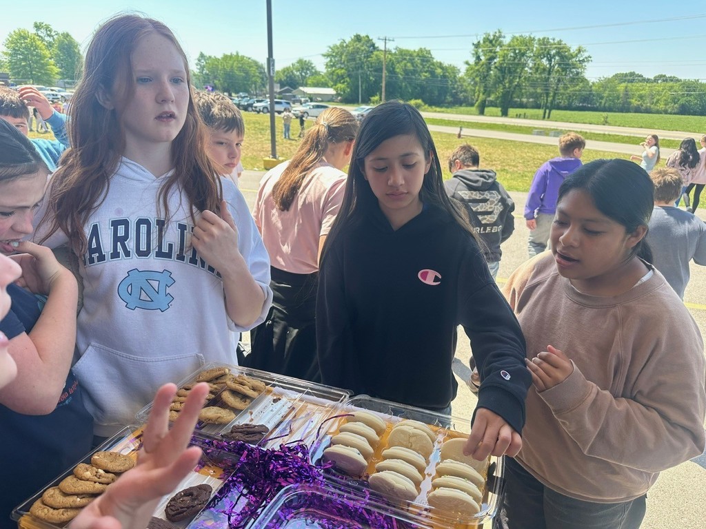 students getting cookies