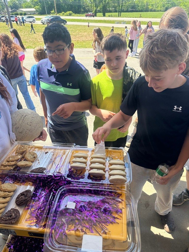 students getting cookies