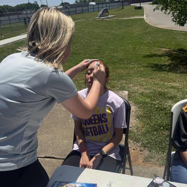 kid getting face paint