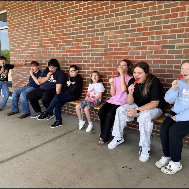 students eating popsicles 