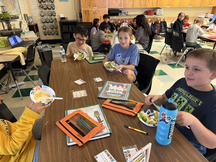 kids eating lettuce