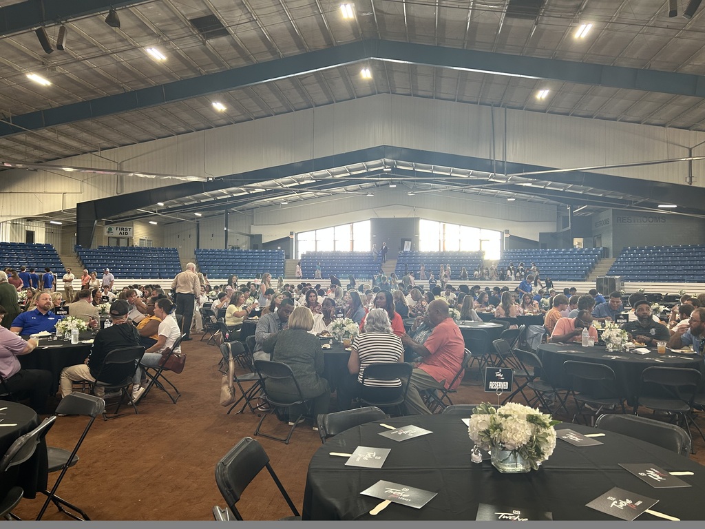 This is a picture that shows much of the crowd that was in attendance all seated at their tables. 