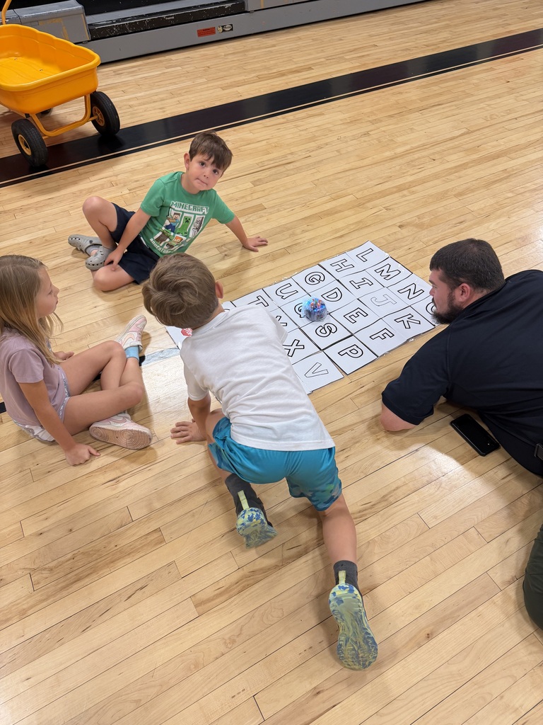 1st graders show Tank how to use BeeBots