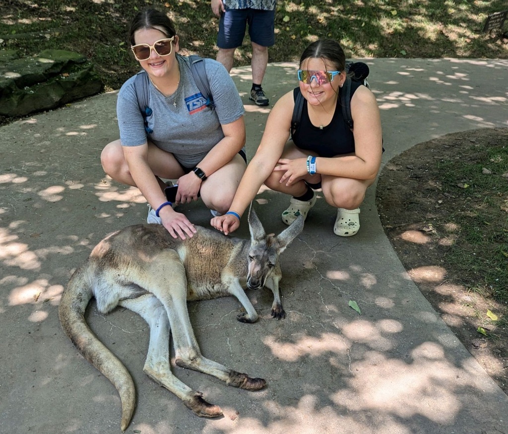 TSA students in the Kangaroo exhibit 