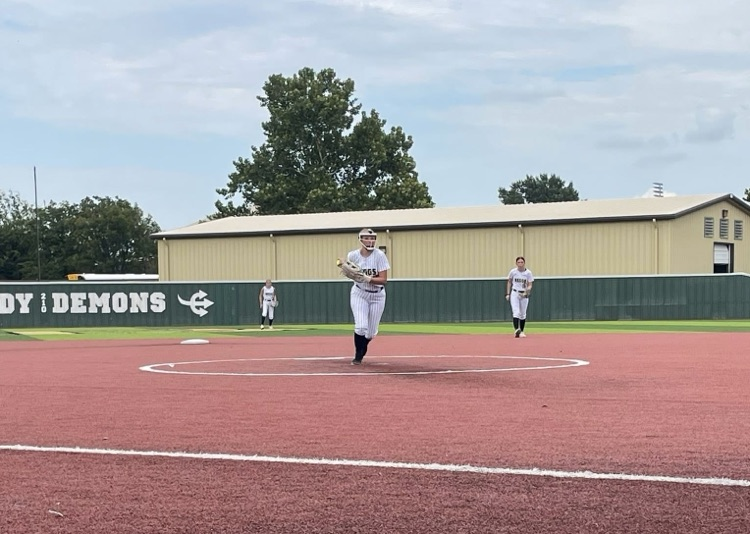 Kaylynn Hamilton pitching 