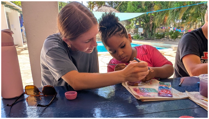 2 girls painting