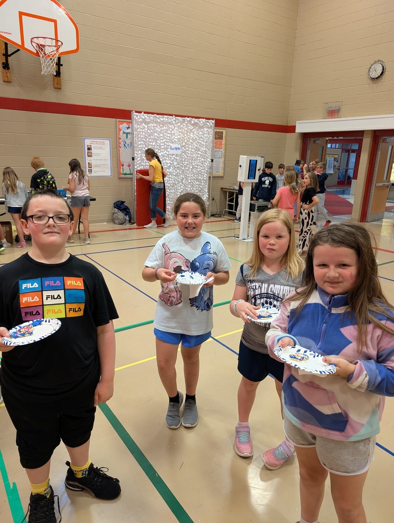 Students eating food 2