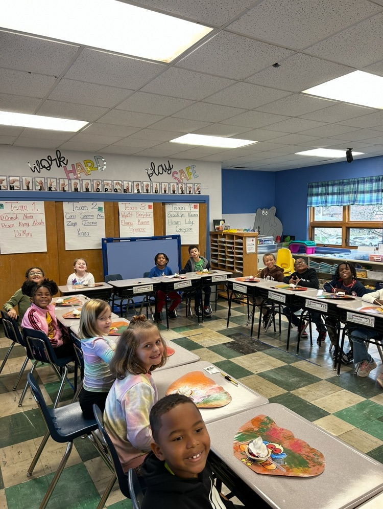 2W’s Class enjoying some Thankful pies together! 