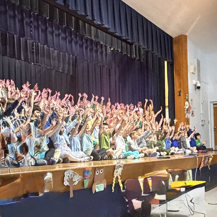 kids singing on stage 