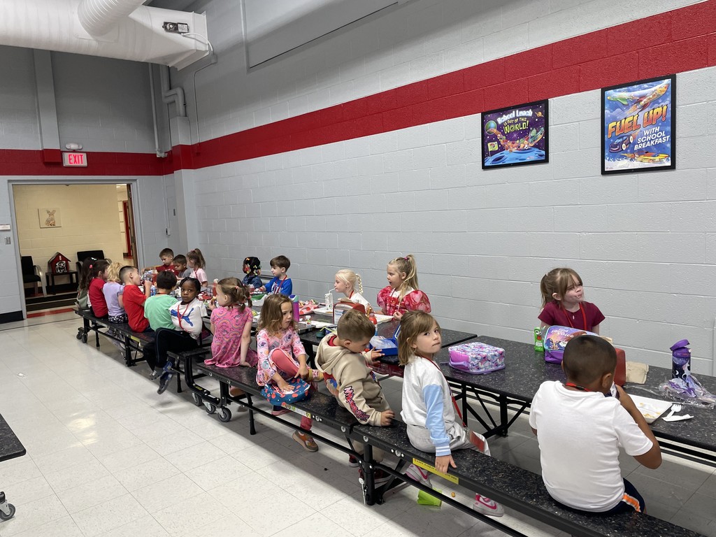 Students eating lunch