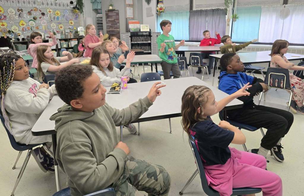 🤟 “Big hearts, busy hands, amazing kids!” 💫