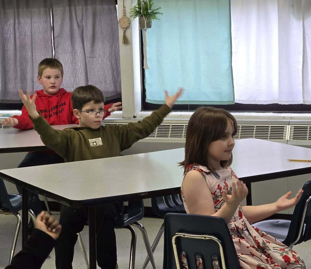 🤟 “Big hearts, busy hands, amazing kids!” 💫