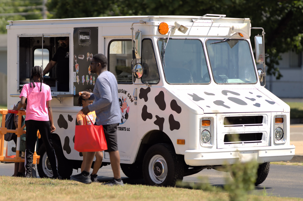 children at ice cream truck