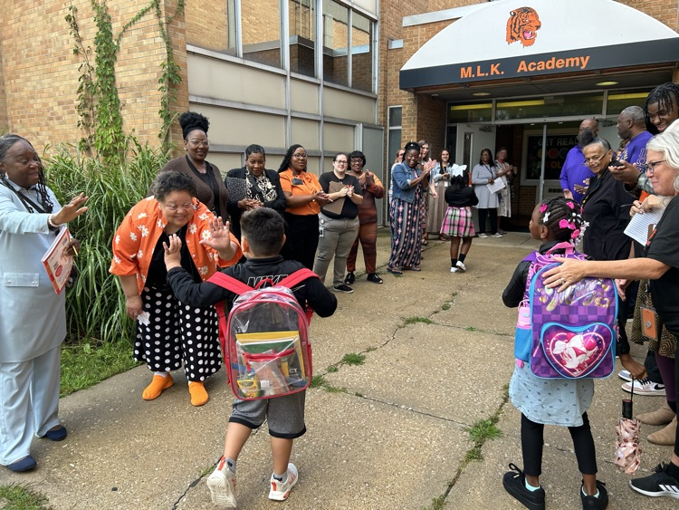 students arriving to MLK