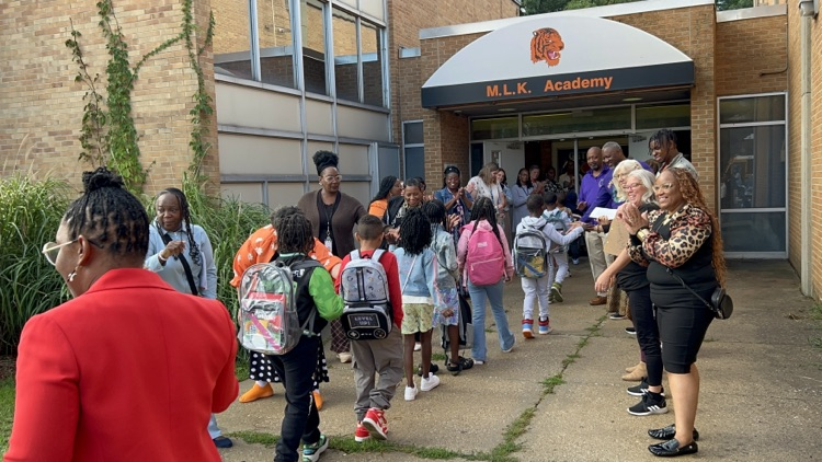 students arriving to MLK