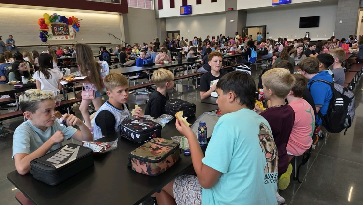 MVMS students at lunch