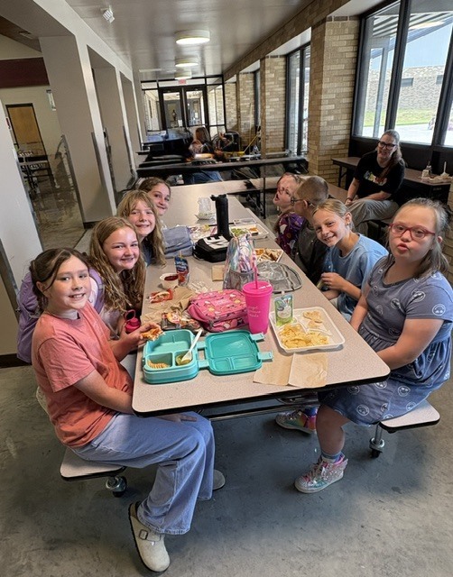 Mrs. Green's students eating lunch with friends