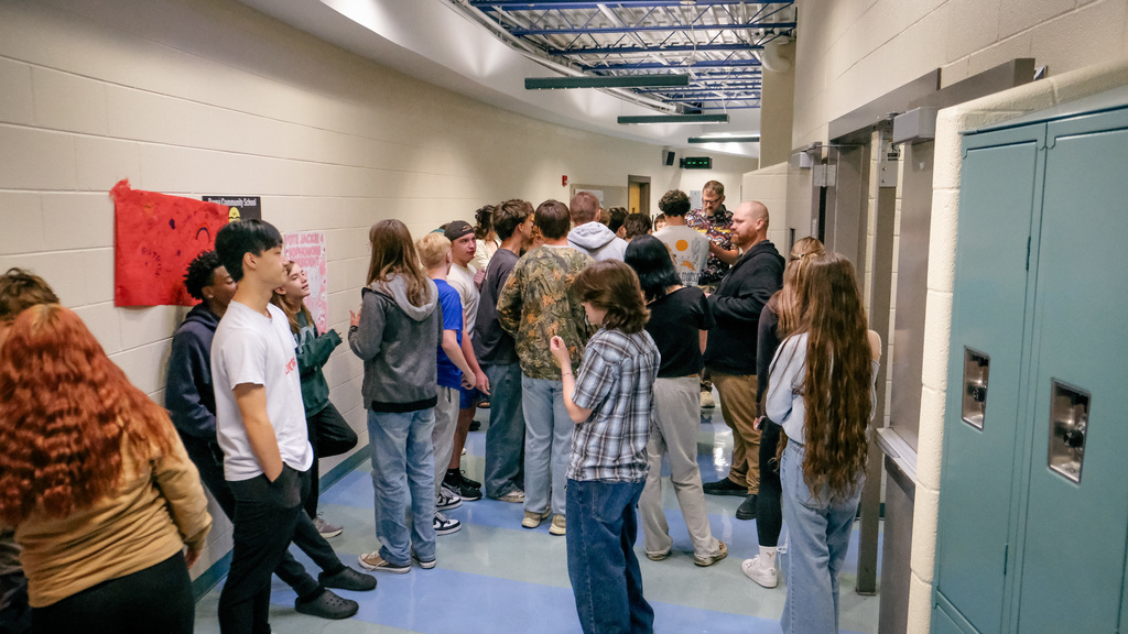 High school students fill hallway